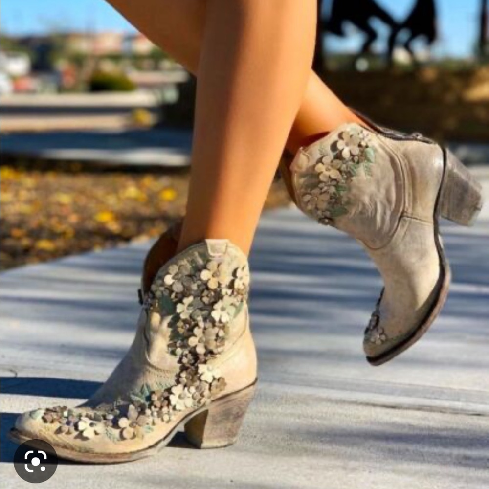 Corral whit floral overlay booties
